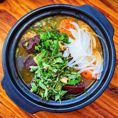 Gân Cua Huyết · Bánh Mì