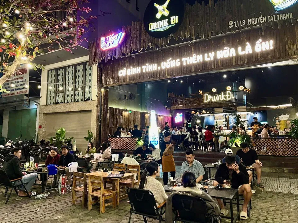 Mặt tiền quán buổi tối