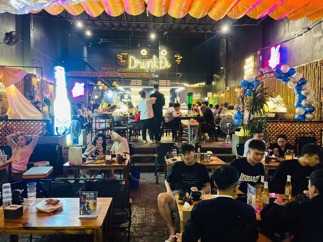 Trong quán, tối cuối tuần